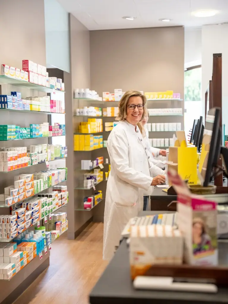 Apothekerin am Verkaufstresen